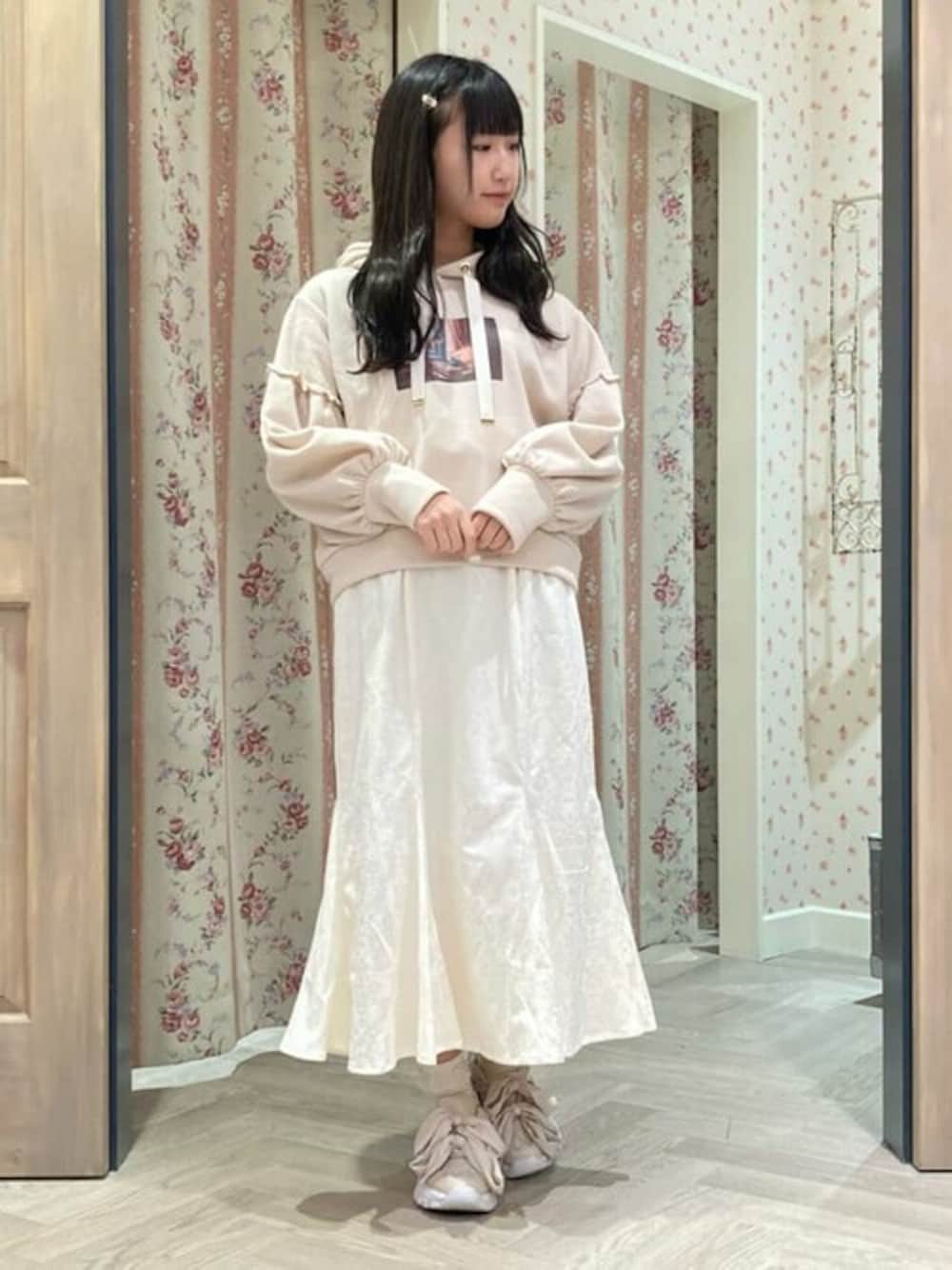 「リボン、フリル、ガーリー、お出かけコーデ」｜「axes femme POETIQUEの窓辺の猫裏起毛パーカー（パーカー、ベージュ系）」を使った、axes femmeさん（レディース・163cm）の冬コーディネートの1枚目の写真