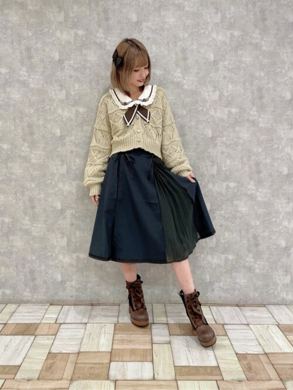 「ワントーンコーデ、フリル、ガーリー、クラシック、女子会、秋冬コーデ、スタイルUP、フェミニンガーリー」｜「axes femme POETIQUEのリボンタイ付ローズ刺繍ＢＬ（シャツ/ブラウス、ホワイト系）」を使った、axes femmeさん（レディース・158cm）の冬コーディネートの1枚目の写真