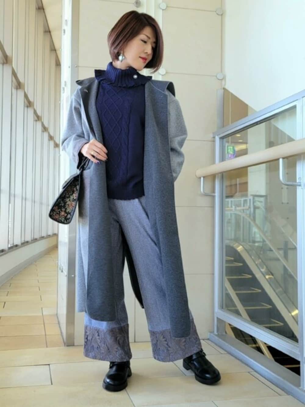 「ニット、ブーツ、大人カジュアル、大人コーデ、秋冬コーデ」｜「axes femmeのリボン使いオフタートルニット（ニット/セーター、ブルー系）」を使った、axes femmeさん（レディース・162cm）の冬コーディネートの1枚目の写真