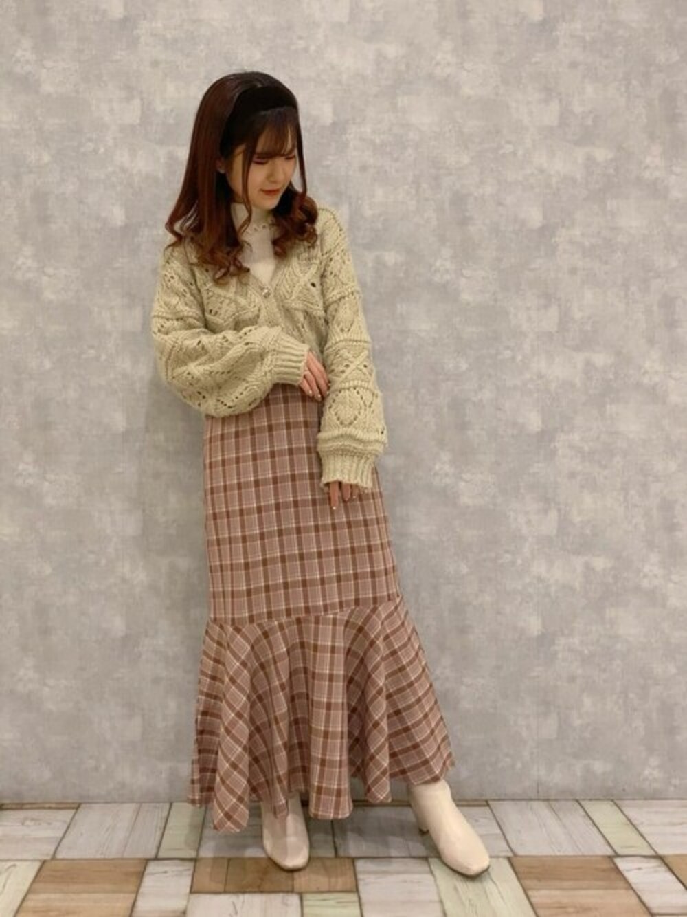 「チェック、出勤コーデ、くすみカラー、オシャレカジュアル、日常コーデ」｜「axes femme POETIQUEのモヘアタッチ透かしニットＣＤ（カーディガン/ボレロ、グリーン系）」を使った、axes femmeさん（レディース・153cm）の冬コーディネートの1枚目の写真