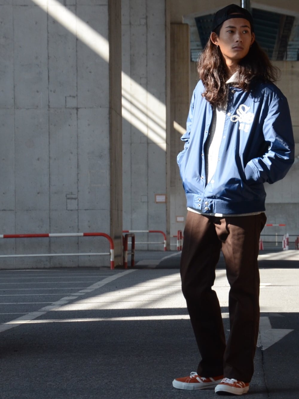「ネイビー、ストリート、ストリートカジュアル、スケータースタイル、スケートスタイル、春コーデ、休日スタイル、converse、SCHOTT、Schott TOKYO-BAY」｜「schottのSchott(ショット)　TRUCKER CAP MC LOGO（キャップ、ブラック系）」を使った、Renさん（メンズ・176cm）の冬コーディネートの1枚目の写真