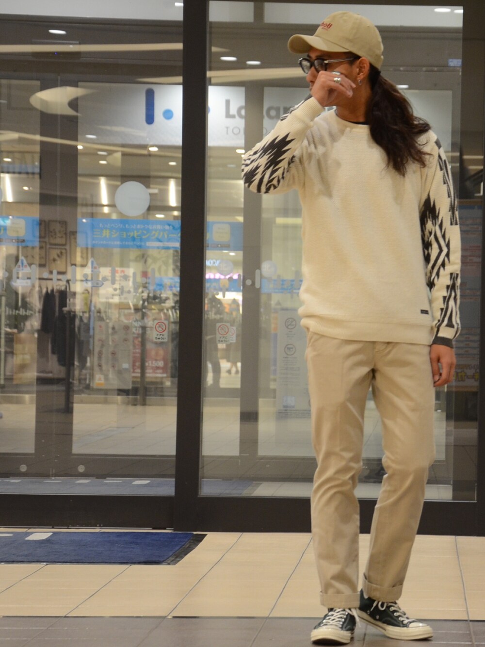 「ロールアップ、春コーデ、オールホワイト、ネイティヴ、サーフスタイル、オトナカジュアル、休日スタイル、converse、SCHOTT、Schott TOKYO-BAY」｜「schottのSchott/ショット/BEACON PRINT CREW NECK KNIT/ビーコン プリント クルーネック ニット インディゴ（ニット/セーター、ホワイト系）」を使った、Renさん（メンズ・176cm）の冬コーディネートの1枚目の写真