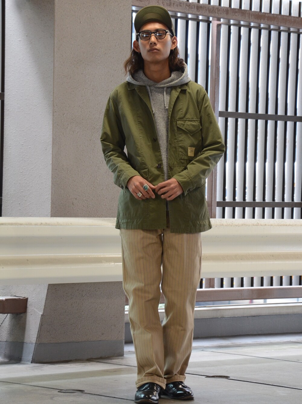 「カジュアル、はるコーデ、レイヤードスタイル、ワークパンツ、カバーオール、大人カジュアル、キャップ、thehwdogandco、SCHOTT、Schott TOKYO-BAY」｜「SCHOTT✖️THE H.W. DOG&COのアイテム（キャップ、グリーン系）」を使った、Renさん（メンズ・176cm）の春コーディネートの1枚目の写真