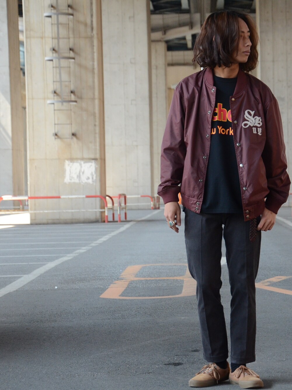 「シンプルコーデ、はるコーデ、スニーカー、春、ootd、黒スキニー、スケータースタイル、70s、SCHOTT、Schott TOKYO-BAY」｜「schottのSchott/ショット/NYLON VARSITY JACKET BELIEVE IN DREAM/ナイロン バーシティー ジャケット（ナイロンジャケット、レッド系）」を使った、Renさん（メンズ・176cm）の春コーディネートの1枚目の写真