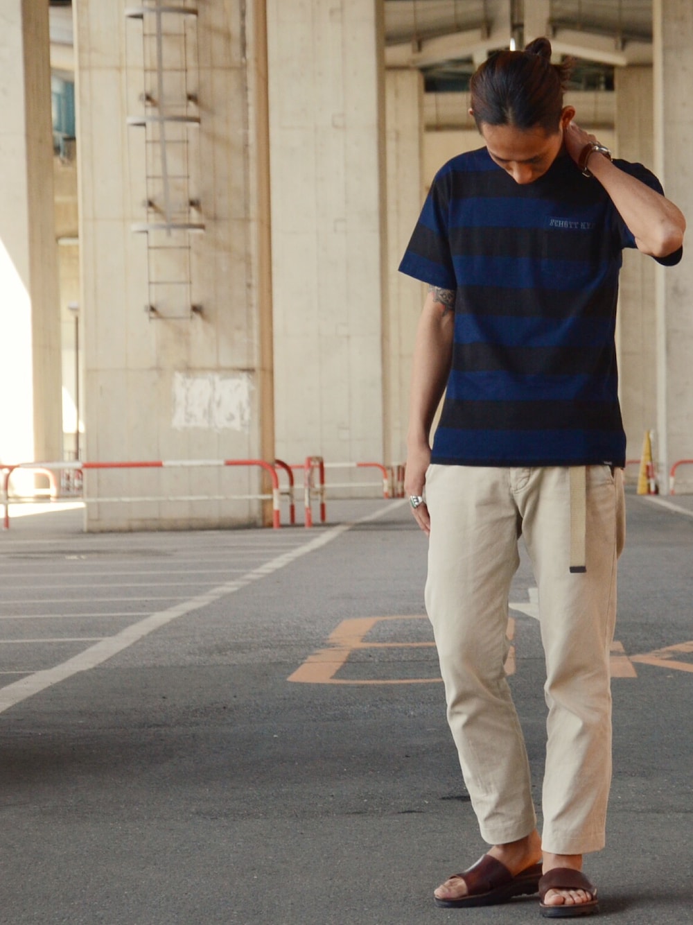 「シンプル、はるコーデ、春、夏コーデ、ボーダートップス、インディゴ、白パン、サンダル、SCHOTT、Schott TOKYO-BAY」｜「schottのSchott/ショット/INDIGO BORDER POCKET TSHIRT/インディゴ ボーダー ポケットＴシャツ（Tシャツ/カットソー、その他）」を使った、Renさん（メンズ・176cm）の春コーディネートの1枚目の写真