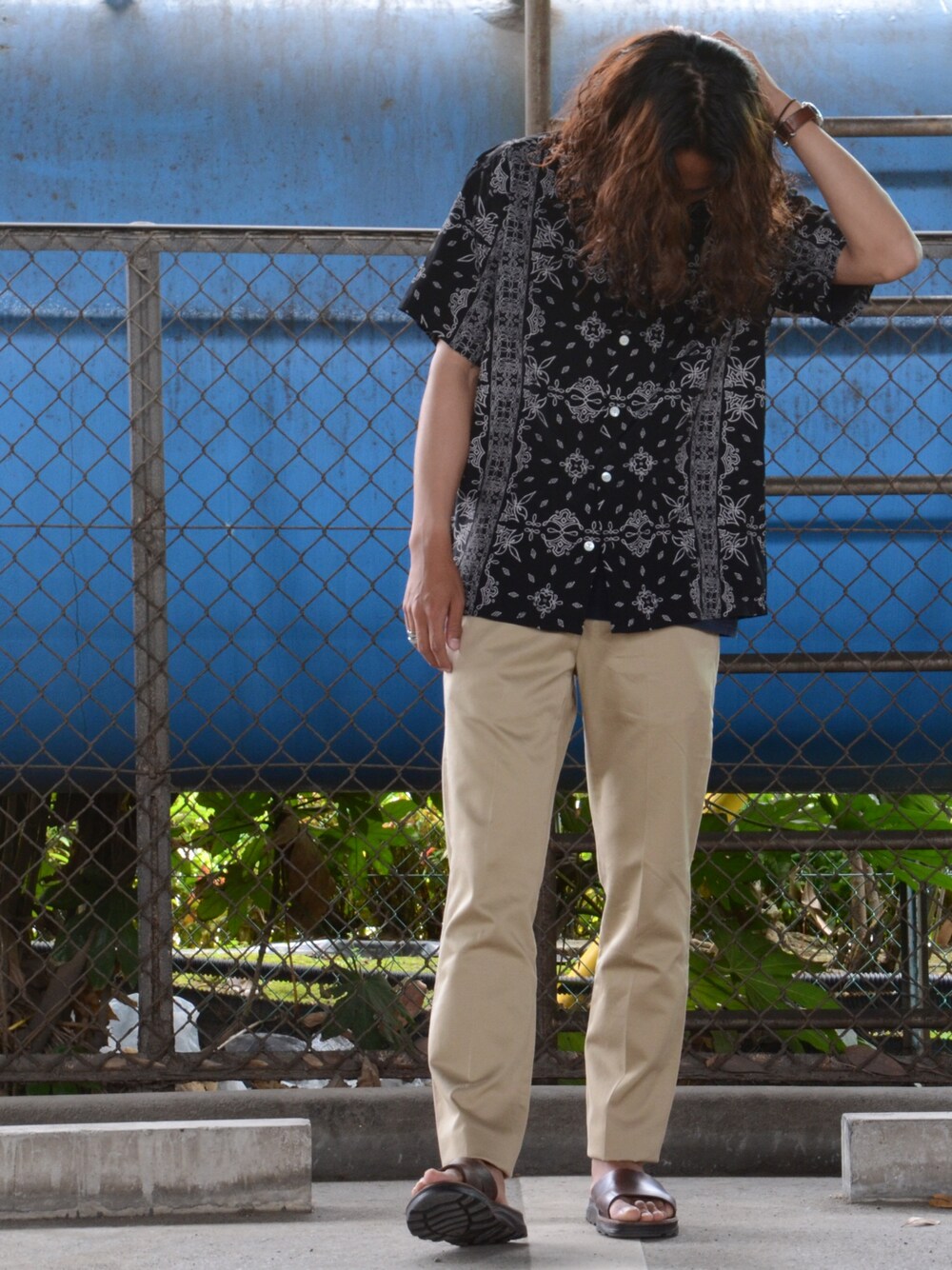 ブラック系のシャツ/ブラウス、ベージュ系のチノパンツ、ブラウン系のサンダルを着用したメンズの春コーディネートの1枚目の写真