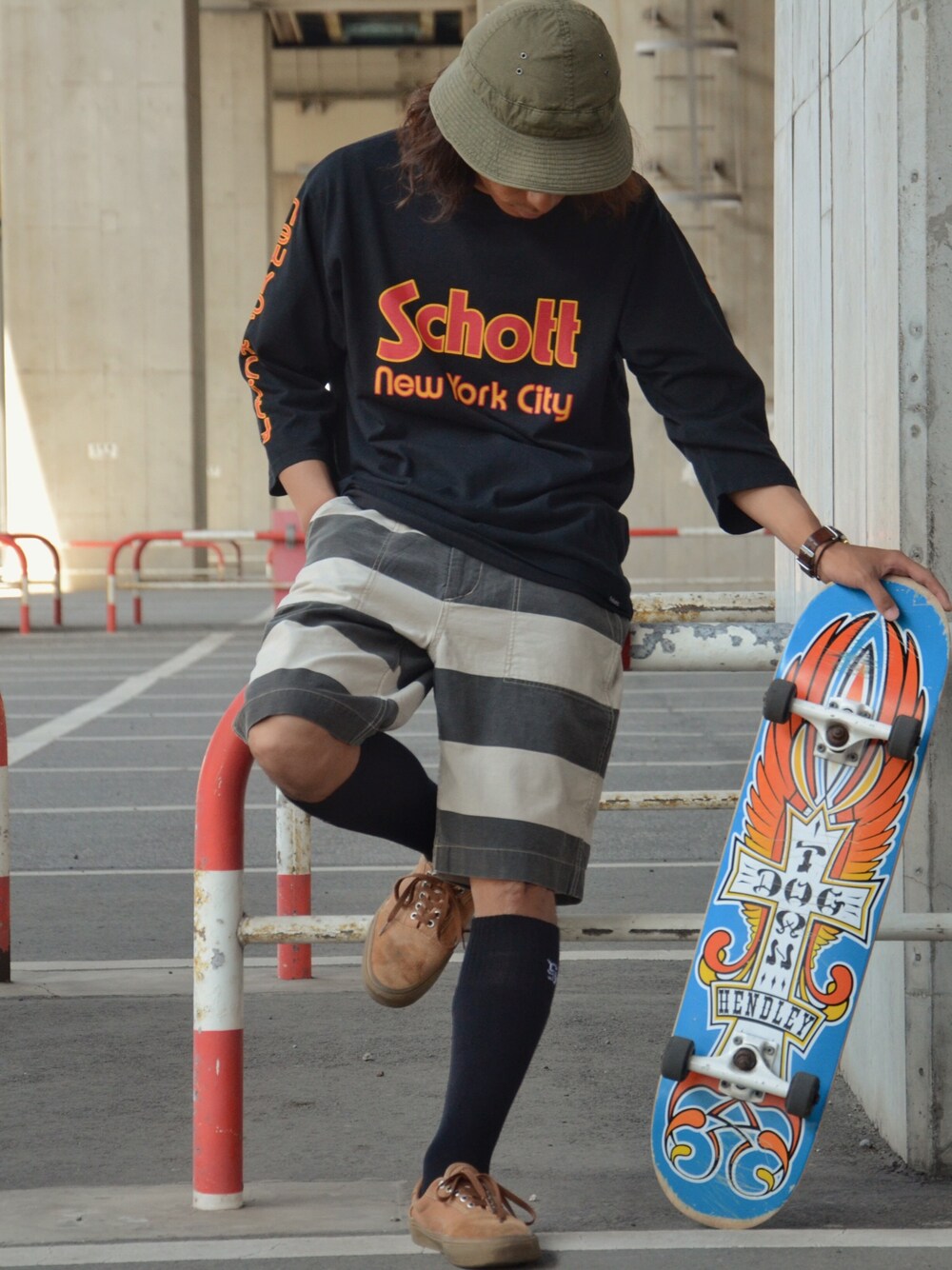 ブラック系のTシャツ/カットソー、ベージュ系のその他パンツ、グリーン系のハットを着用したメンズの春コーディネートの1枚目の写真