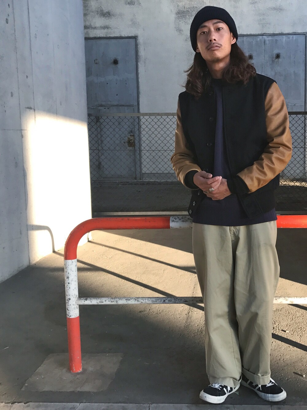 「秋冬コーデ、オトナカジュアル、古着、スニーカー、ジャケット、streetstyle、スタジャン、スケータースタイル、SCHOTT、Schott TOKYO-BAY」｜「schottの【BE】SCHOTT/ショット　OLD SCHOOL WATCH CAP　(430)（ニットキャップ/ビーニー、ブルー系）」を使った、Renさん（メンズ・176cm）の秋コーディネートの1枚目の写真