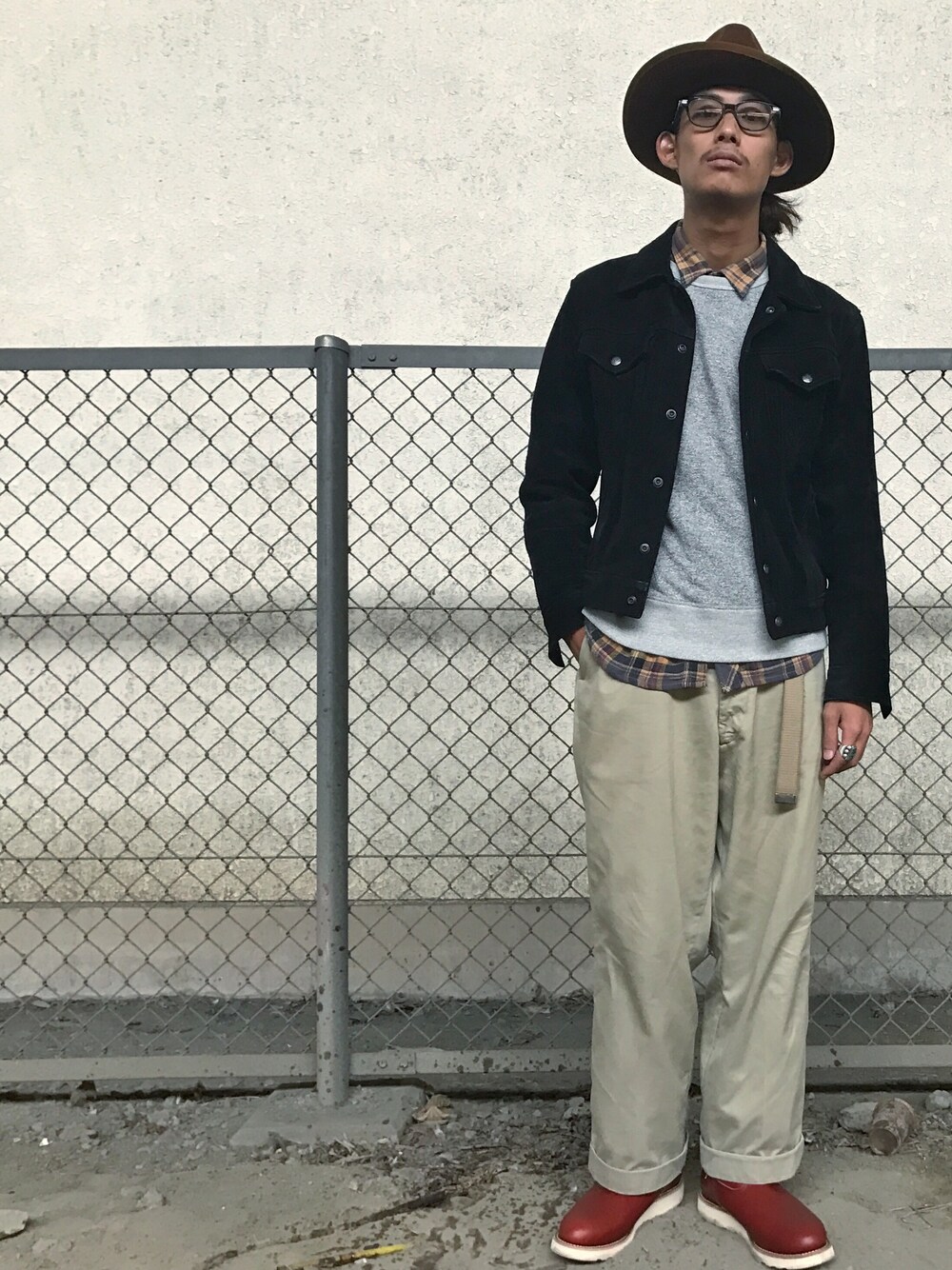 「大人カジュアル、ゆるコーデ、冬コーデ、古着MIX、チェックシャツ、ハットコーデ、アメカジスタイル、レザージャケット、SCHOTT、Schott TOKYO-BAY」｜「MADE IN USAのSchott/ショット/300US SPLIT COW　GJACKET/スプリット カウ　ジージャン（デニムジャケット、ブラック系）」を使った、Renさん（メンズ・176cm）の秋コーディネートの1枚目の写真