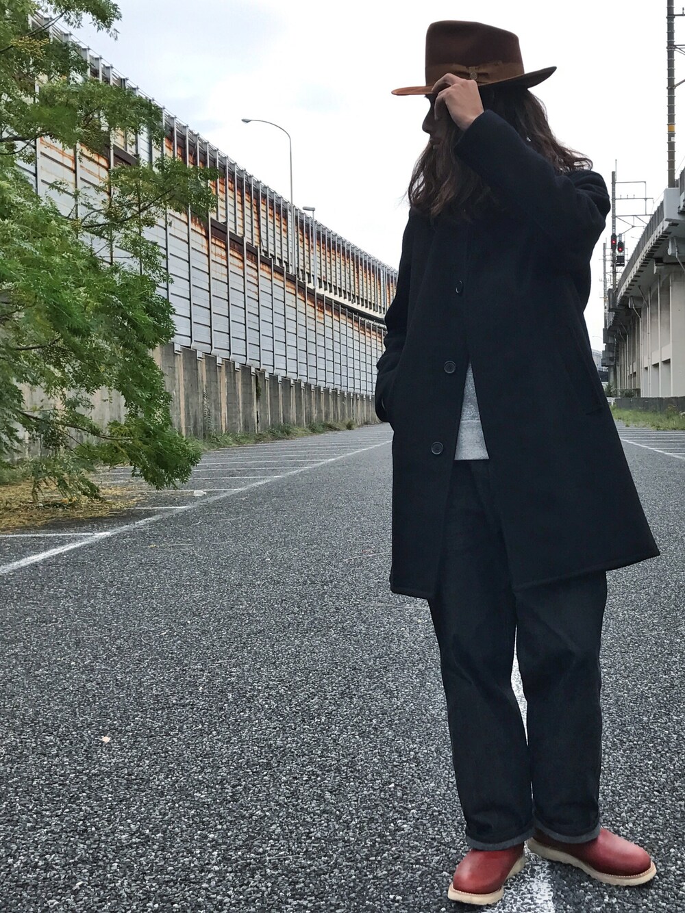 「シンプルコーデ、秋のコーデ、カジュアルコーデ、キレイめ、アメカジ、ロングコート、大人コーデ、ハットコーデ、SCHOTT、Schott TOKYO-BAY」｜「schottのSchott/ショット/791US BAL COLLAR COAT/バルカラー コート（ステンカラーコート、ブルー系）」を使った、Renさん（メンズ・176cm）の秋コーディネートの1枚目の写真