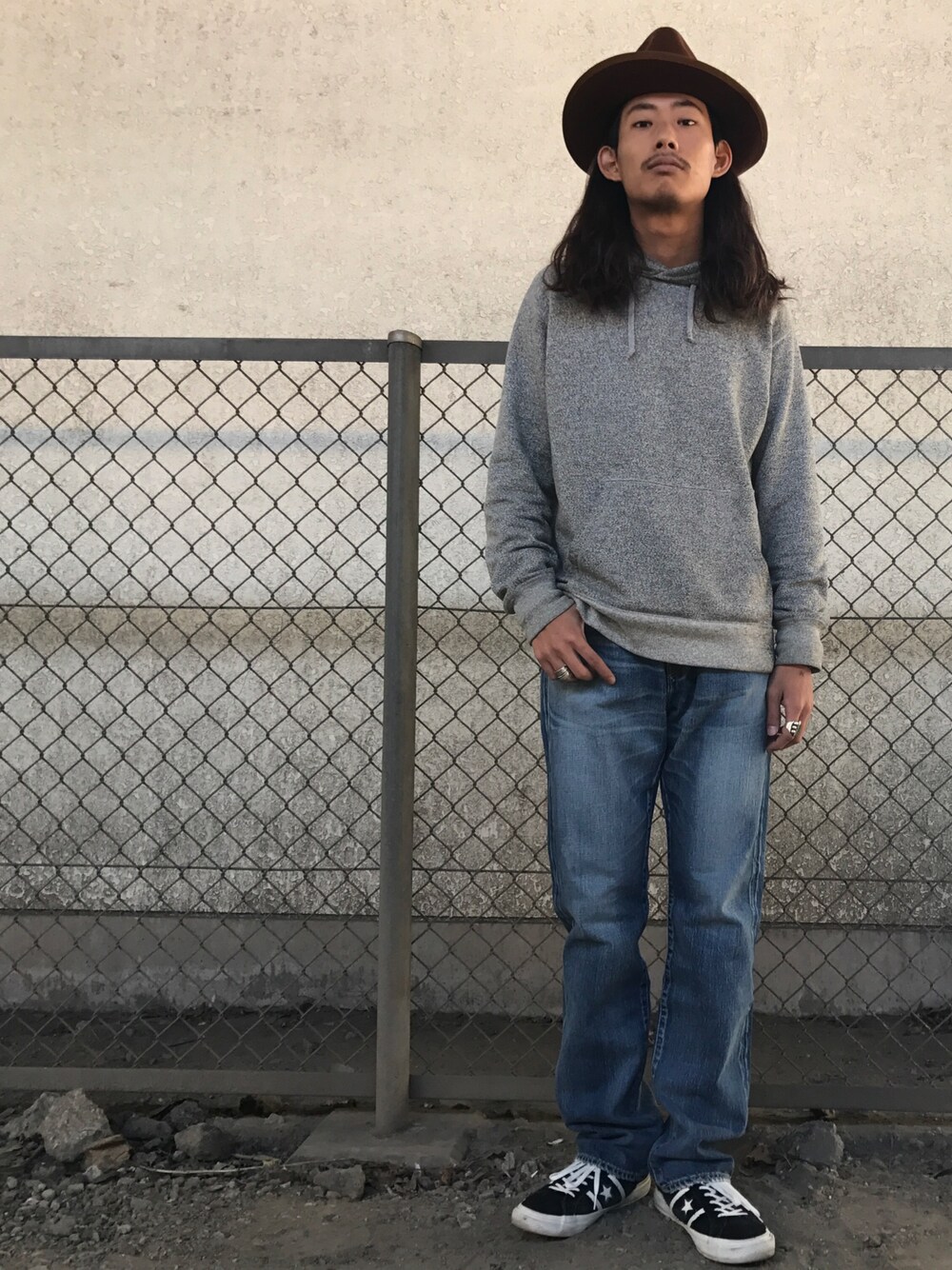 「冬コーデ、カジュアルコーデ、おしゃれさんと繋がりたい、スニーカー、デニムパンツ、スウェット、コンバース、STETSON、SCHOTT、Schott TOKYO-BAY」｜「STETSONのアイテム（ハット、レッド系）」を使った、Renさん（メンズ・176cm）の冬コーディネートの1枚目の写真