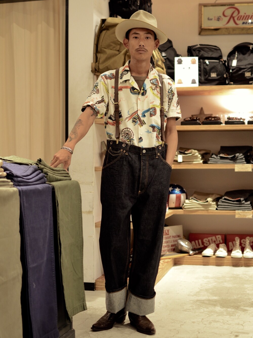 「夏コーデ、ootd、デニムパンツ、アロハシャツ、サスペンダー、ハットコーデ、クラシックコーデ、タックインコーデ、SCHOTT、Schott TOKYO-BAY」｜「schottのSCHOTT ショット/ HAWAIIAN SHIRTS NY MAP ハワイアン オープンカラー シャツ / 03195025（シャツ/ブラウス、ホワイト系）」を使った、Renさん（メンズ・175cm）の夏コーディネートの1枚目の写真