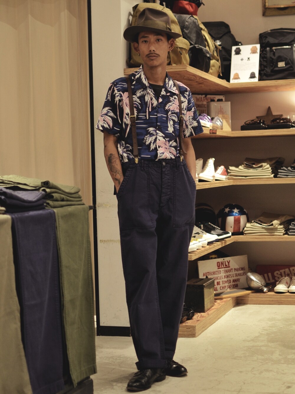 ブルー系のシャツ/ブラウス、ブルー系のその他パンツ、ブラウン系のハットを着用したメンズの夏コーディネートの1枚目の写真