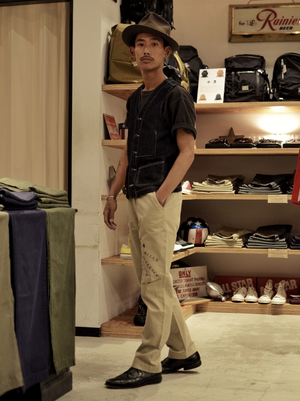 「お洒落さんとつながりたい、シンプル、大人カジュアル、夏、革靴、チノパン、タックイン、クラシックコーデ、SCHOTT、Schott TOKYO-BAY」｜「schottのSchott/ショット/OLD DENIM WORK VEST/オールド デニム ワ－クベスト（ベスト、ブルー系）」を使った、Renさん（メンズ・175cm）の夏コーディネートの1枚目の写真