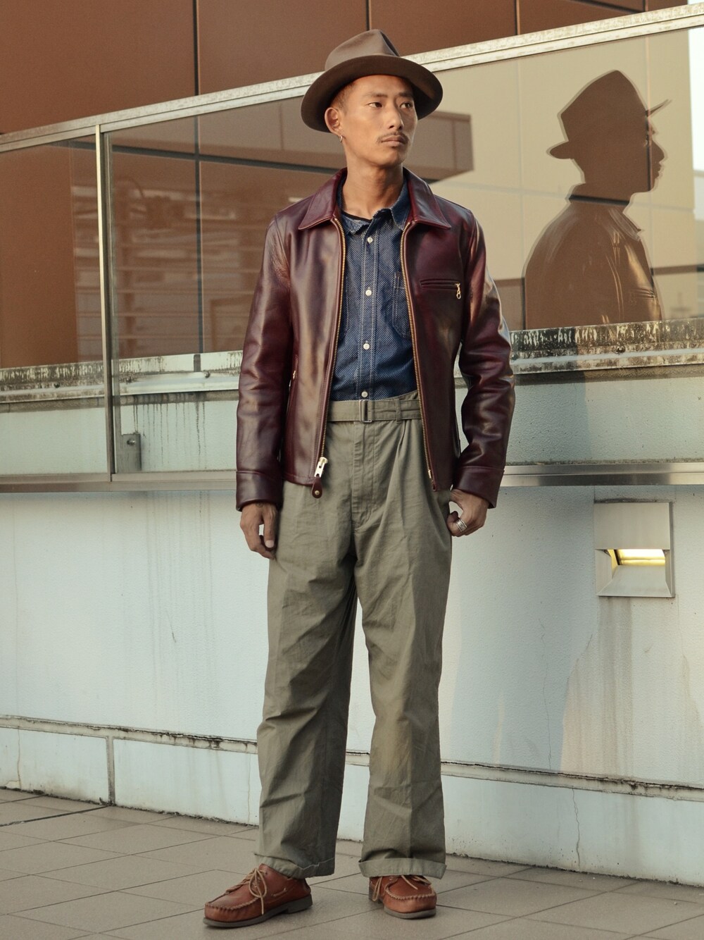 「オトナカジュアル、シャツスタイル、タックイン、大人コーデ、革ジャン、レザージャケット、クラシックコーデ、ハットコーデ、SCHOTT、Schott TOKYO-BAY」｜「vintage stetsonのアイテム（ハット、ブラウン系）」を使った、Renさん（メンズ・176cm）の夏コーディネートの1枚目の写真