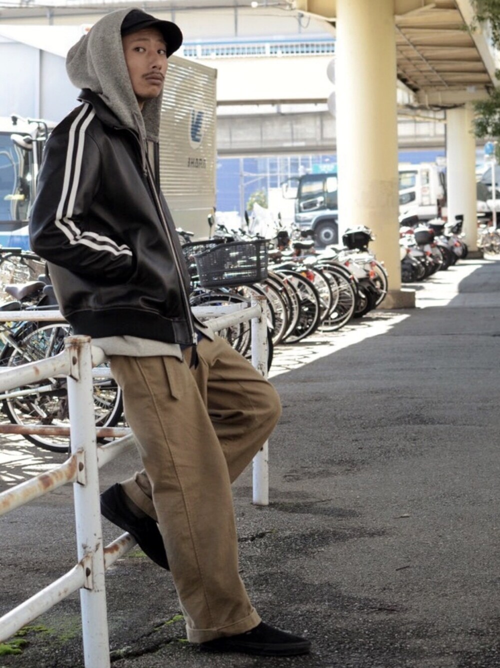 「休日スタイル、オトナカジュアル、ラフ、秋冬コーデ、ワイドパンツ、やっぱりストリートが好き、ストリート、スウェット、SCHOTT、Schott TOKYO-BAY」｜「schottのSchott/ショット/LEATHER TRACK JACKET/レザートラックジャケット（ライダースジャケット、ブラック系）」を使った、Renさん（メンズ・176cm）の秋コーディネートの1枚目の写真