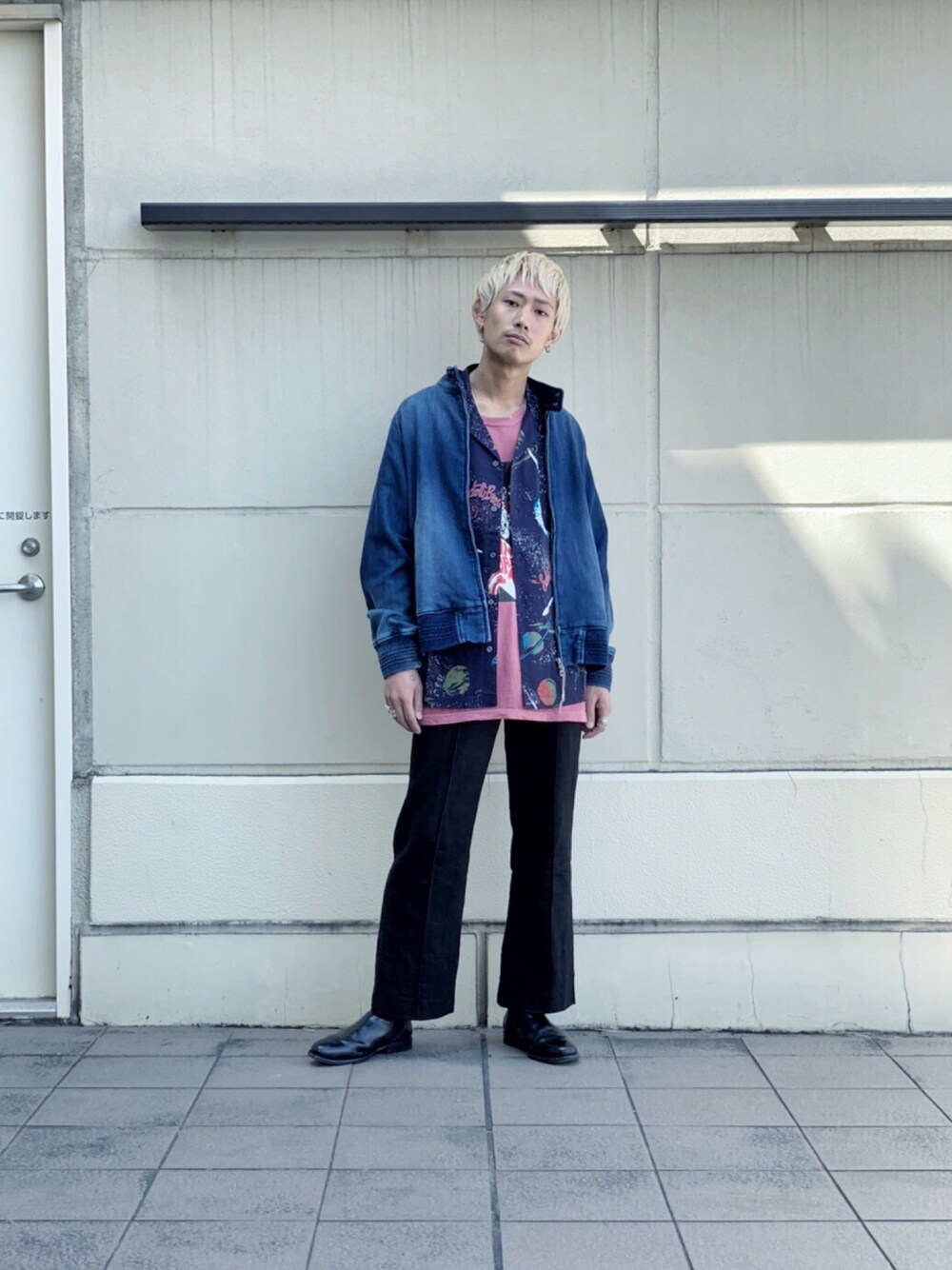 ブルー系のブルゾン、ブルー系のシャツ/ブラウス、レッド系のTシャツ/カットソーを着用したメンズの春コーディネートの1枚目の写真