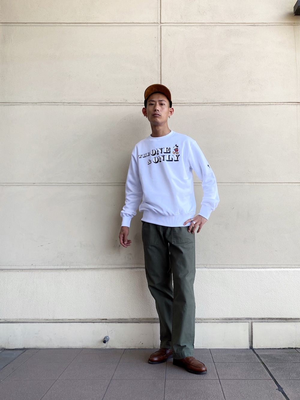 「秋のコーデ、おしゃれさんと繋がりたい、秋服準備はじめました、リラックススタイル、キャップ、ディズニーコーデ、ミッキー、ファッションの力を信じよう、SCHOTT、Schott TOKYO-BAY」｜「schottのSchott (ショット）　SUEDE BASEBALL CAP　スエードベースボール　キャップ（キャップ、ブラウン系）」を使った、Renさん（メンズ・176cm）の秋コーディネートの1枚目の写真