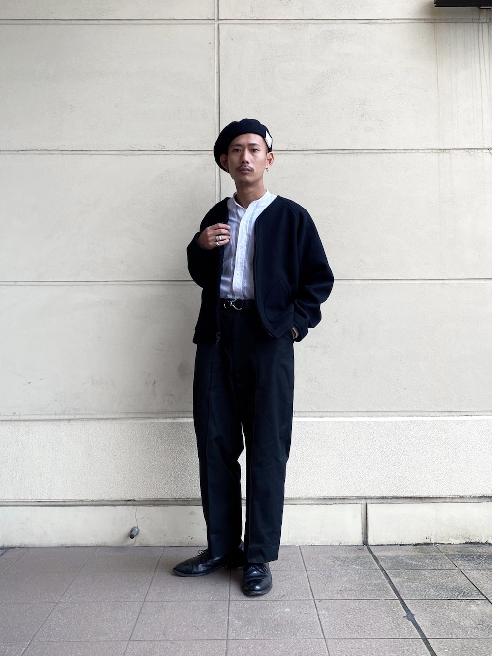 「オトナカジュアル、秋のコーデ、シンプル、ワイドパンツ、ブラックコーデ、カーディガン、カーディガンコーデ、ファッションの力を信じよう、SCHOTT、Schott TOKYO-BAY」｜「THE H.W. DOG & CO. のBERET（ハンチング/ベレー帽、ブラック系）」を使った、Renさん（メンズ・176cm）の秋コーディネートの1枚目の写真