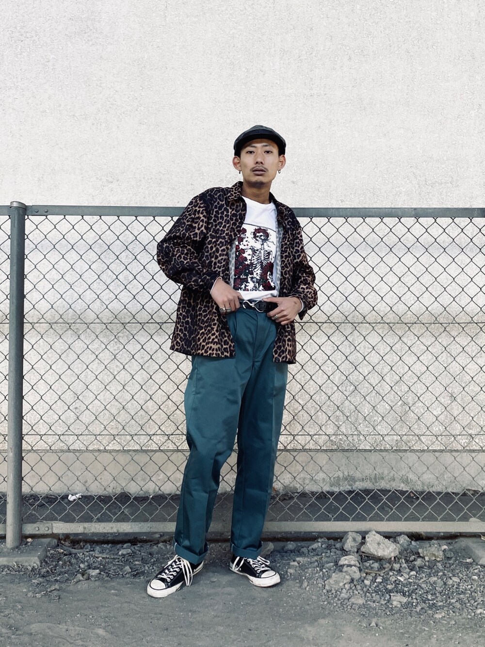 「カジュアル、ストリート、ストリートコーデ、柄シャツ、レオパード、ディッキーズ(Dickies)、コンバース オールスター、ファッションの力を信じよう、SCHOTT、Schott TOKYO-BAY」｜「schottのSchott/ショット/HUNTING COWHIDE 1900/ハンチング（ハンチング/ベレー帽、ブラック系）」を使った、Renさん（メンズ・176cm）の冬コーディネートの1枚目の写真