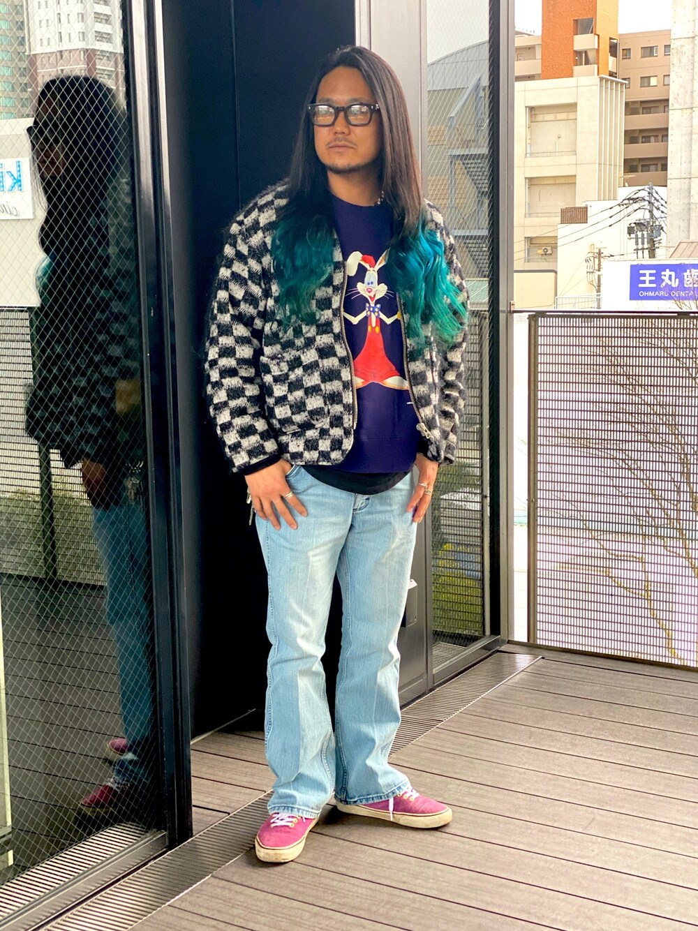 「今日のコーデ、シンプルスタイル、オトナカジュアル、ストリートコーデ、休日コーデ、はるコーデ、デニムパンツ、スニーカーコーデ」｜「FACETASMのアイテム（ノーカラージャケット、ブラック系）」を使った、bunyokoyamaさん（メンズ・172cm）の春コーディネートの1枚目の写真