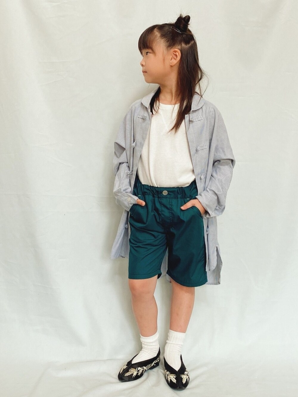 「グリーンフェス❶❷、休日スタイル、キッズコーデ、ハーフパンツ、カラーパンツ、ツインお団子、チャイナシャツ、チャイナシューズ」｜「LOWRYS FARMのストライプチャイナシャツ　932480（シャツ/ブラウス、グレー系）」を使った、sora   さん（キッズ・120cm）の夏コーディネートの1枚目の写真