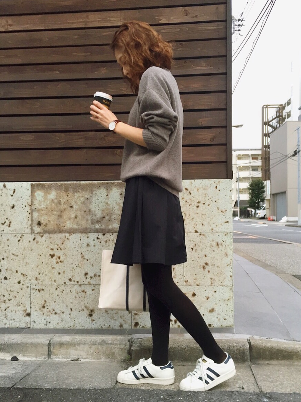 「大人カジュアル、カジュアルコーデ、ブラック、スカート、ママコーデ、シンプルコーデ、UNIQLO」｜「UNIQLOのアイテム（ニット/セーター、ブラウン系）」を使った、manaさん（レディース・156cm）の冬コーディネートの1枚目の写真