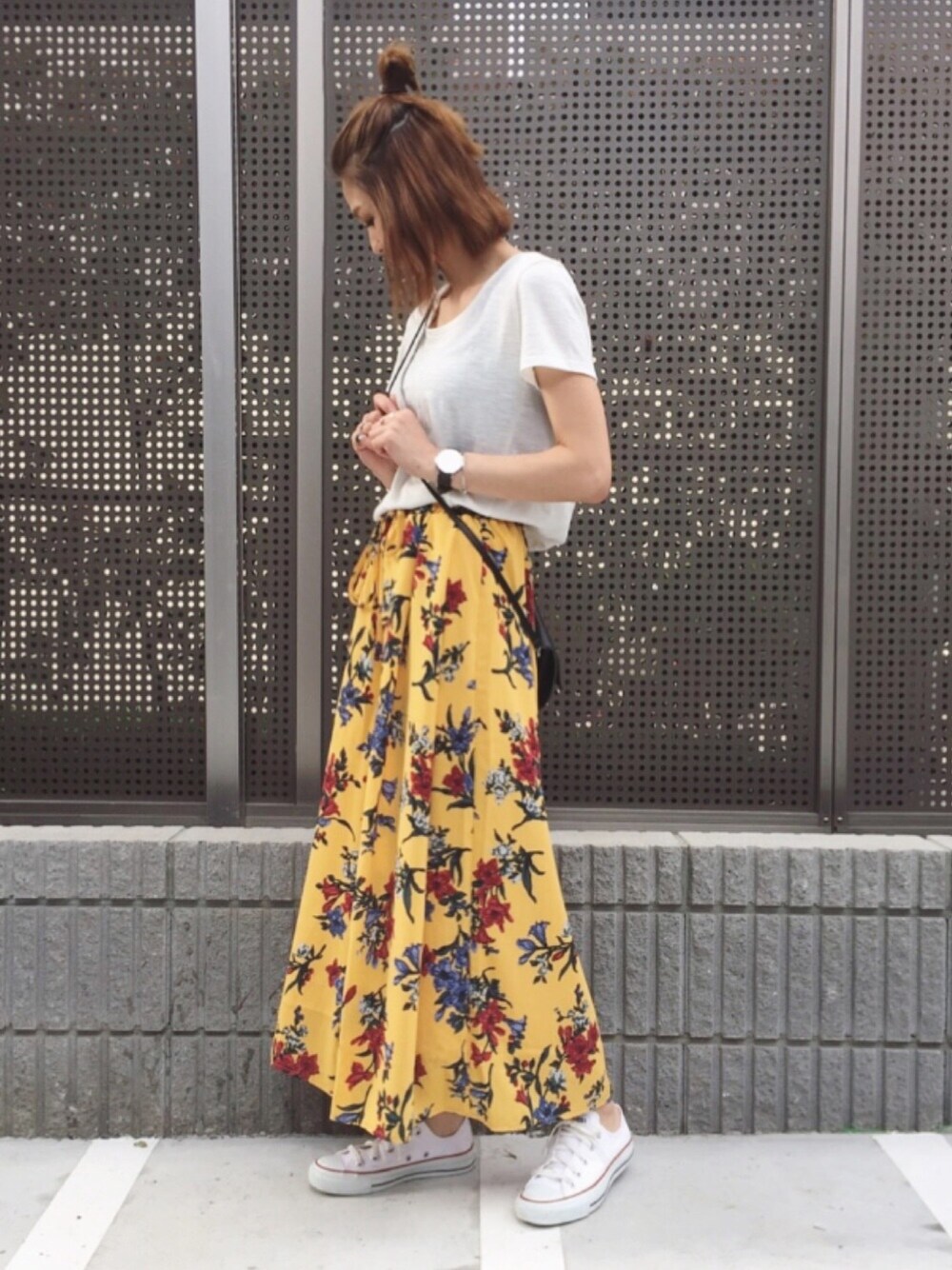 「シンプルコーデ、オトナカジュアル、夏、カジュアル、outfit、ホワイト、summer、ワイドパンツ、花柄、イエロー」｜「JEANASISのフラワーワイドパンツ/753118（その他パンツ、イエロー系）」を使った、manaさん（レディース・156cm）の春コーディネートの1枚目の写真