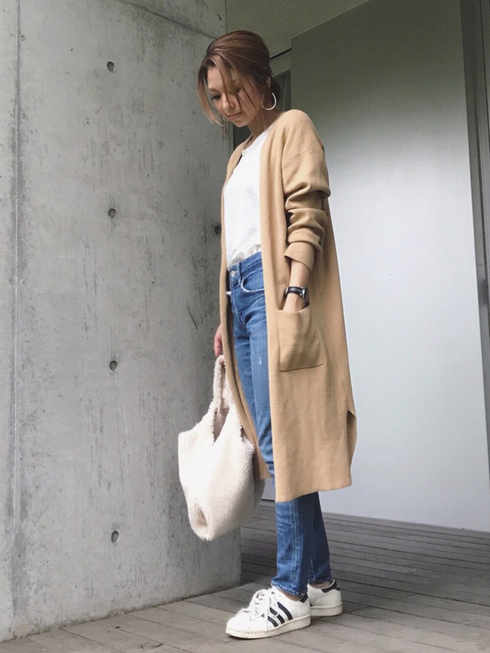 「秋服、大人カジュアル、シンプルコーデ、カジュアル、デニムパンツ、白Tシャツ、秋コーデ、ママコーデ、ロングカーディガン、カーディガン」｜「LOWRYS FARMの12ゲージミラノリブロングカーディガン　716289（カーディガン/ボレロ、ベージュ系）」を使った、manaさん（レディース・156cm）の秋コーディネートの1枚目の写真