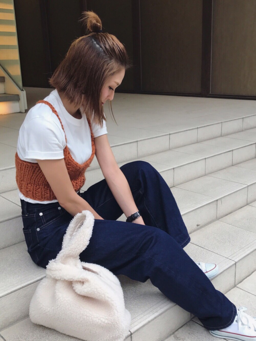 「秋のコーデ、秋、ootd、converse、ハイウエスト、ワイドパンツ、ニット、ニットビスチェ、ママコーデ、ラフ」｜「BLISS POINTの【S～XLサイズ展開】ワイドバギーデニム/764545（デニムパンツ、ブルー系）」を使った、manaさん（レディース・156cm）の秋コーディネートの1枚目の写真