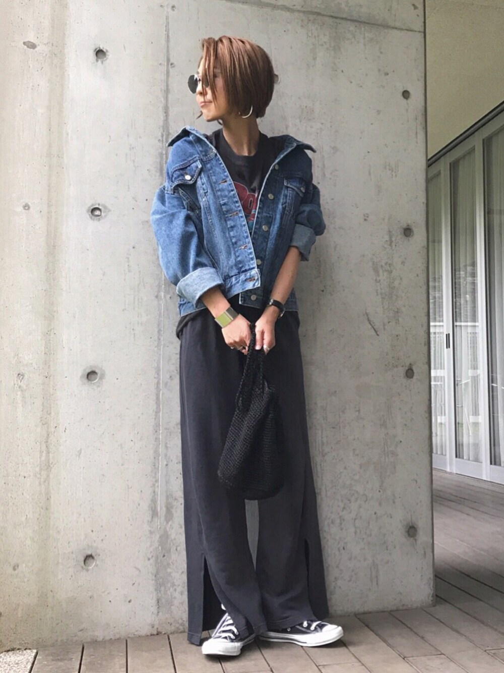 「秋、大人カジュアル、秋コーデ、シンプル、パンツスタイル、ootd、カジュアル、黒、コンバース、Gジャン」｜「via jのvia j by The Saint(ヴィアジェイ) シンプルデニムGジャン（デニムジャケット、ブルー系）」を使った、manaさん（レディース・156cm）の秋コーディネートの1枚目の写真
