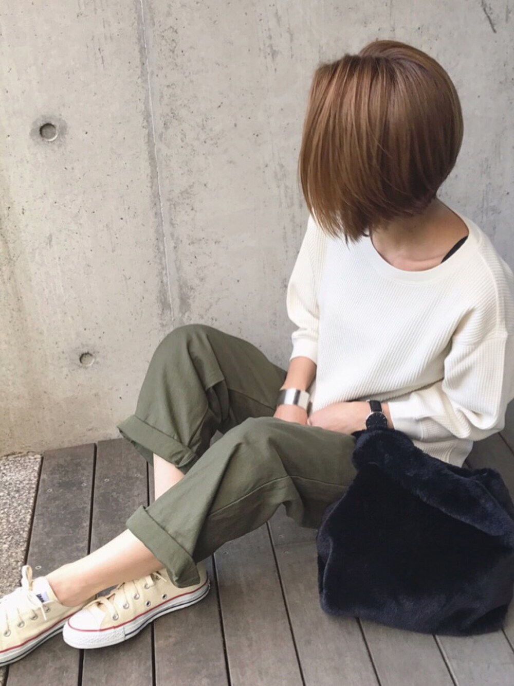 「シンプルコーデ、秋コーデ、カジュアルコーデ、プチプラ、UNIQLO、低身長、ママコーデ、ゆるコーデ、ファー小物、休日スタイル」｜「MOUSSYのWIDE STRAIGHT MILITARY PANTS（その他パンツ、グリーン系）」を使った、manaさん（レディース・156cm）の秋コーディネートの1枚目の写真