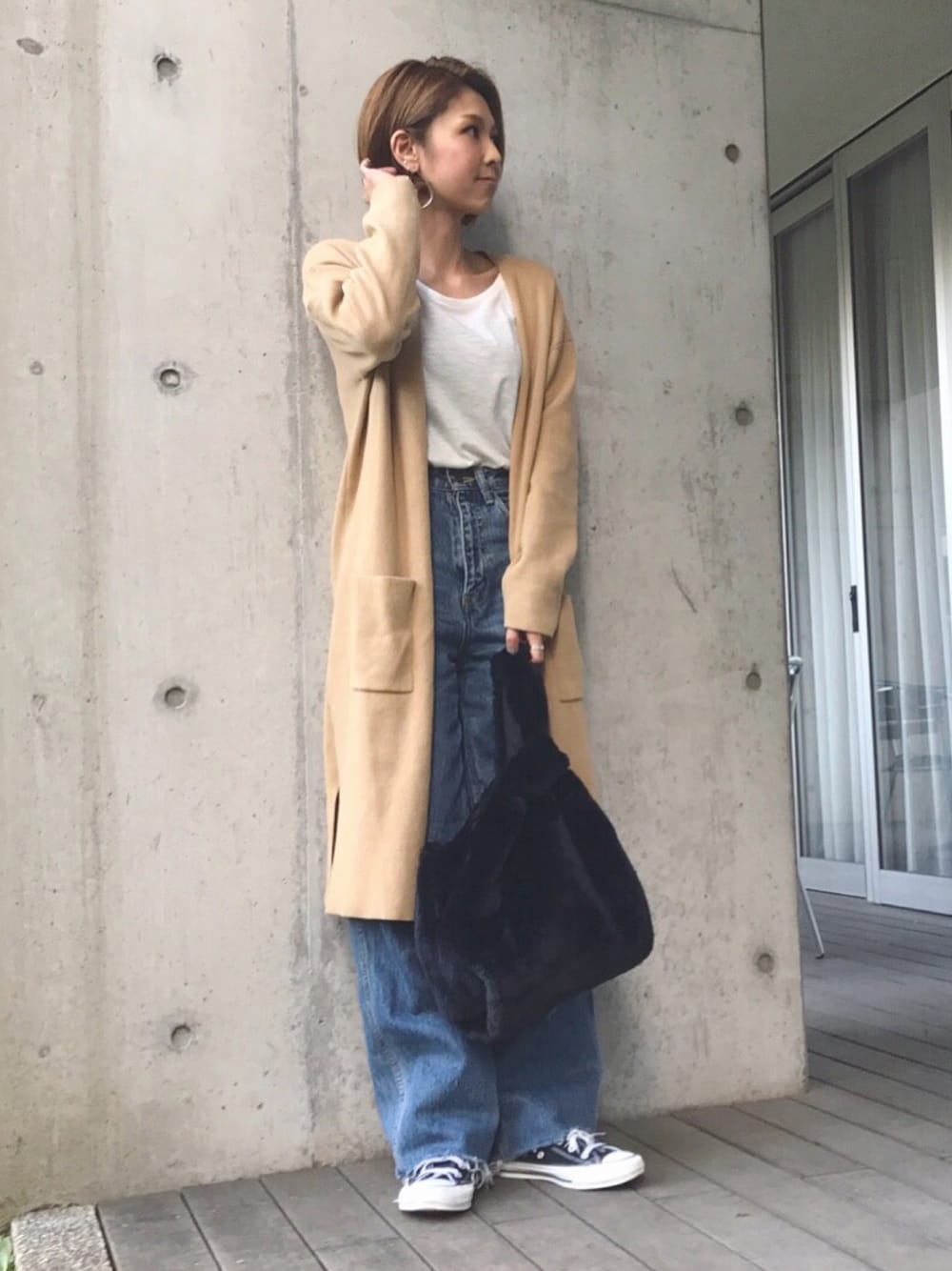 「カジュアル、シンプル、きれいめカジュアル、ラフ、デニム、パンツスタイル、ママファッション、ファーバッグ、ロングカーディガン、ワイドデニム」｜「LOWRYS FARMの12ゲージミラノリブロングカーディガン　716289（カーディガン/ボレロ、ベージュ系）」を使った、manaさん（レディース・156cm）の秋コーディネートの1枚目の写真