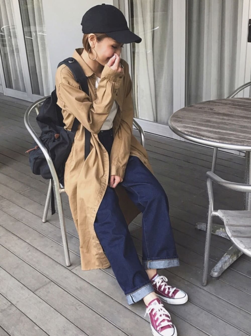 「秋服、秋コーデ、シンプルコーデ、ラクチンコーデ、カジュアルコーデ、コンバース、ロングシャツ、CAP、リュック、ベージュ」｜「BLISS POINTの【S～XLサイズ展開】ワイドバギーデニム/764545（デニムパンツ、ブルー系）」を使った、manaさん（レディース・156cm）の秋コーディネートの1枚目の写真