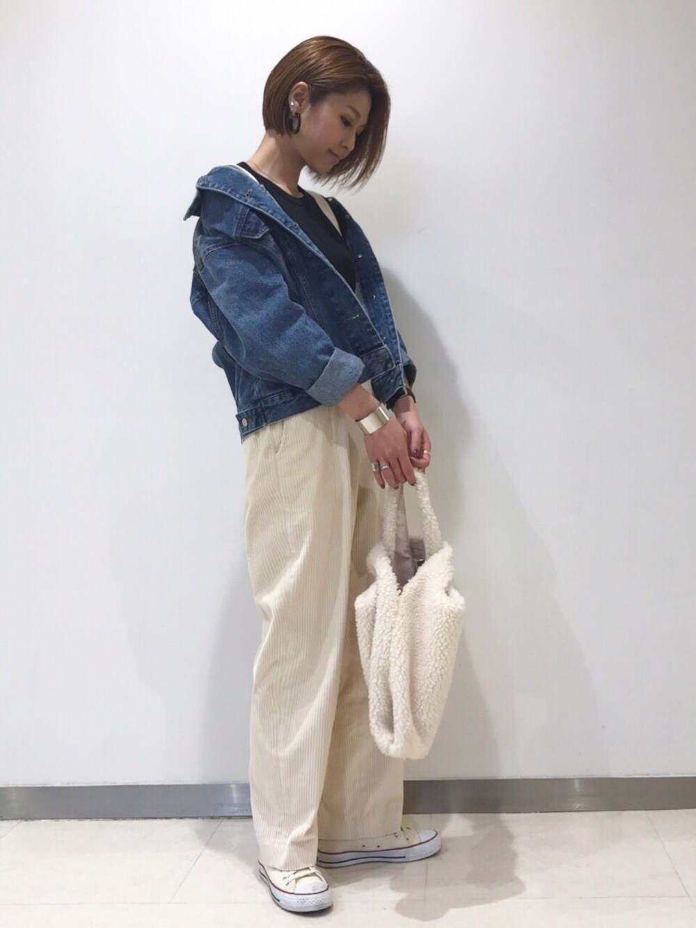 「シンプル、カジュアル、秋のコーデ、スニーカーコーデ、白、converse、Gジャン、サロペット、大人カジュアル」｜「Another Editionの【WEB限定】コーデュロイサスペンダーパンツ（サロペット/オーバーオール、ベージュ系）」を使った、manaさん（レディース・156cm）の秋コーディネートの1枚目の写真