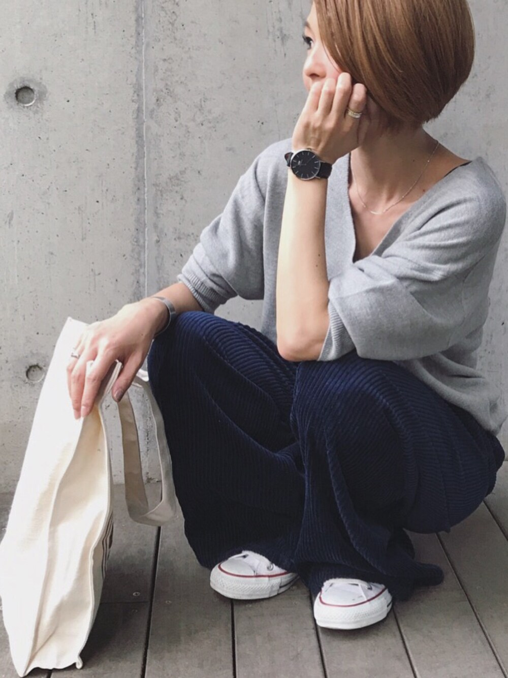 「秋のコーデ、シンプルコーデ、大人カジュアル、ゆるコーデ、休日コーデ、ワイドパンツ、スニーカーコーデ、グレー、コーデュロイ、ラフ」｜「niko and...のコールタックバギーパンツ【niko and ...】（その他パンツ、ブルー系）」を使った、manaさん（レディース・156cm）の秋コーディネートの1枚目の写真
