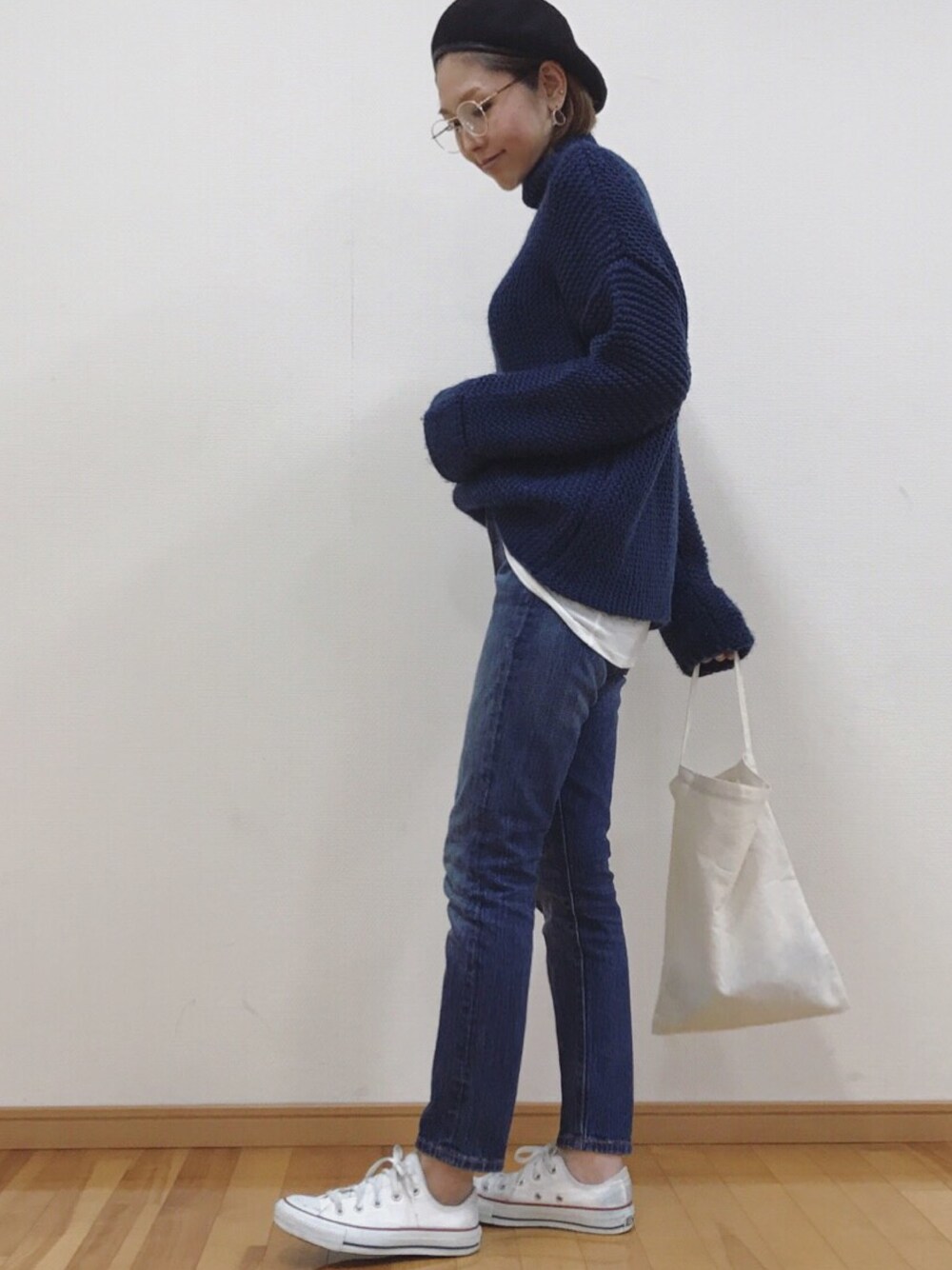 「秋のコーデ、パンツスタイル、休日スタイル、デニム、大人カジュアル、冬コーデ、デニムパンツ、ざっくりニット、ネイビー、タートルネック」｜「Ungridのハイネックガーターニット（ニット/セーター、ブルー系）」を使った、manaさん（レディース・156cm）の秋コーディネートの1枚目の写真