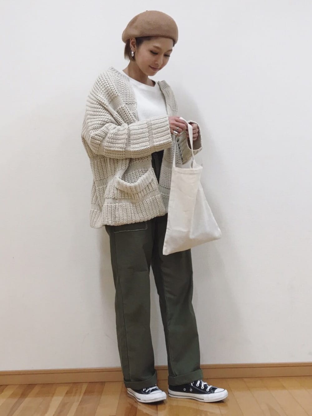 「秋のコーデ、大人カジュアル、ootd、カジュアル、冬、スニーカーコーデ、シンプル、ラフ、ゆるコーデ、アースカラー」｜「marjourのLowgauge knit cardigan（カーディガン/ボレロ、ホワイト系）」を使った、manaさん（レディース・156cm）の秋コーディネートの1枚目の写真