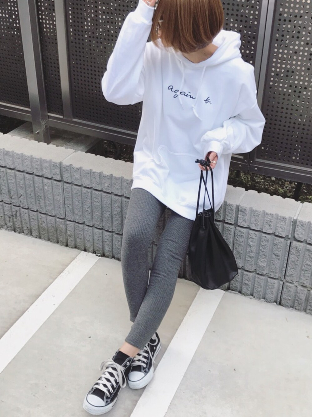 「ラクチンコーデ、プチプラコーデ、秋冬、outfit、ゆるコーデ、グレー、スニーカー、ママコーデ、converse、レギンス」｜「BEAUTY&YOUTH UNITED ARROWSのBY レザー キンチャク о（ハンドバッグ、ブラック系）」を使った、manaさん（レディース・156cm）の秋コーディネートの1枚目の写真