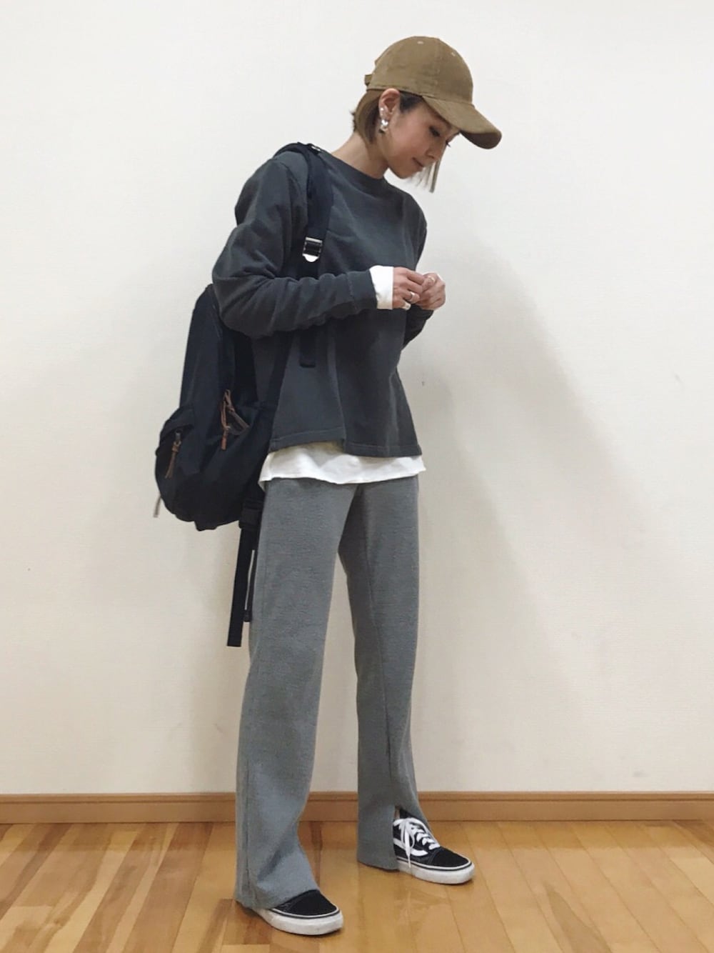 「秋冬、シンプル、ootd、スニーカーコーデ、ママファッション、ラフコーデ、ワッフル、CAP、スウェット、リュック」｜「1975 tokyoの1975 tokyo ピグメントロンT（Tシャツ/カットソー、グレー系）」を使った、manaさん（レディース・156cm）の冬コーディネートの1枚目の写真