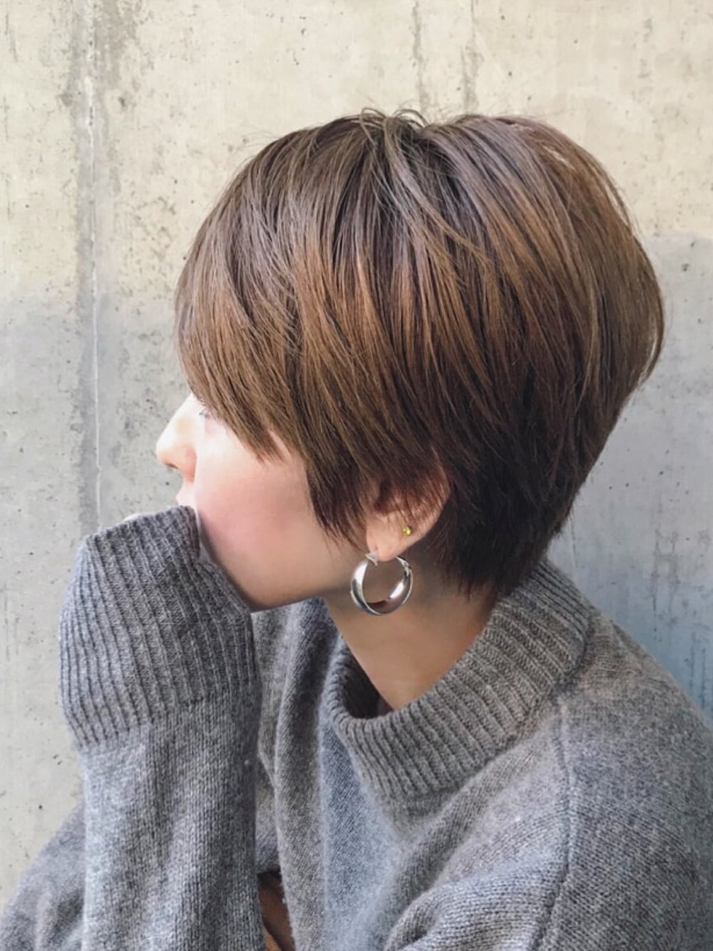 「カジュアルコーデ、ショートヘア、ヘアスタイル、カジュアル、ラフ、シンプルコーデ、ママコーデ」｜「STYLE DELIのぷっくり膨らみフープピアス（ピアス（両耳用）、シルバー系）」を使った、manaさん（レディース・156cm）の冬コーディネートの1枚目の写真