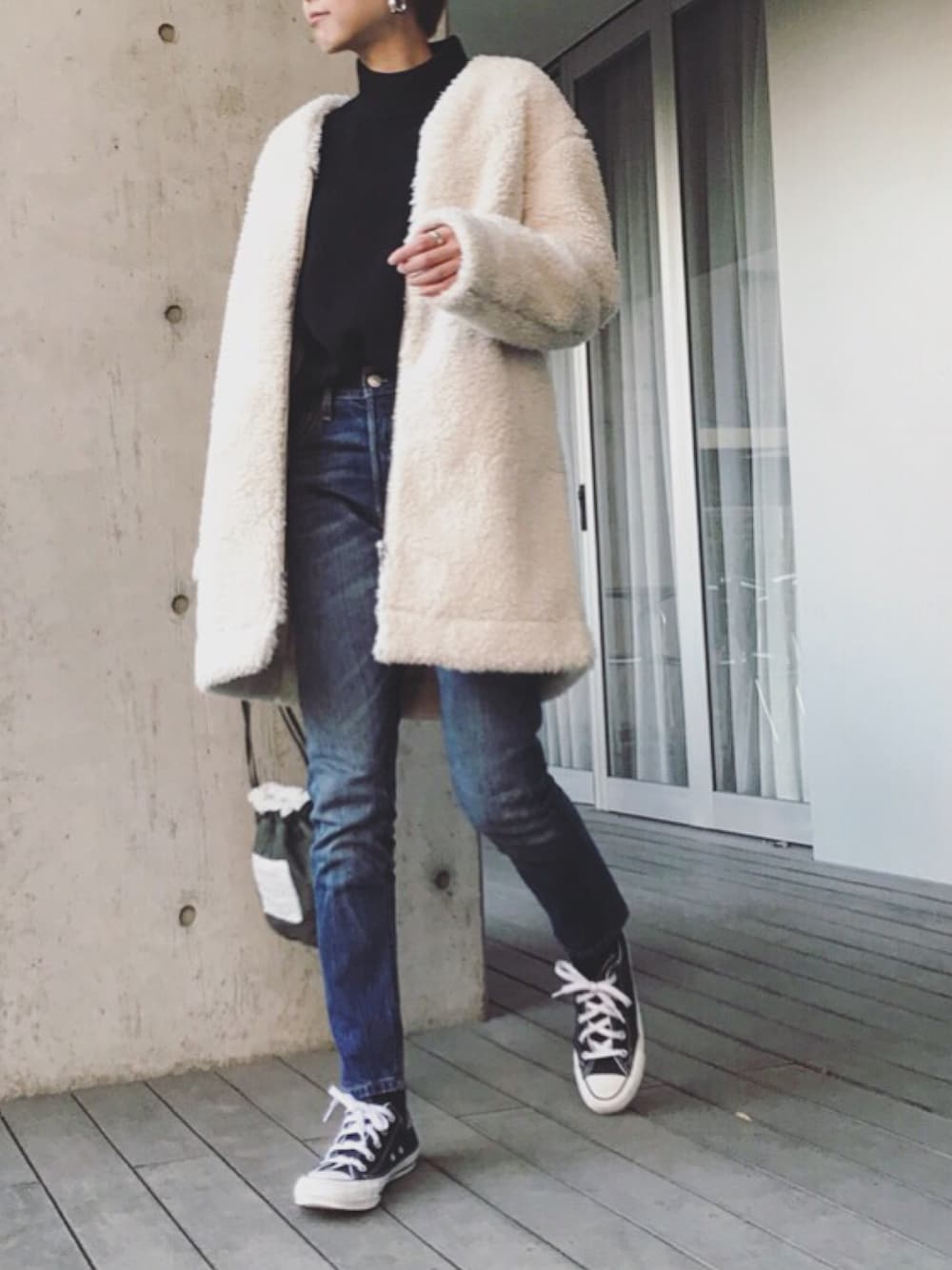 「オトナカジュアル、カジュアルコーデ、ラクチンコーデ、プチプラコーデ、低身長、デニム、fashion、スニーカー、ユニクロ、シンプルコーデ」｜「UNIQLOのフリースコート（長袖）（その他アウター、ベージュ系）」を使った、manaさん（レディース・156cm）の冬コーディネートの1枚目の写真