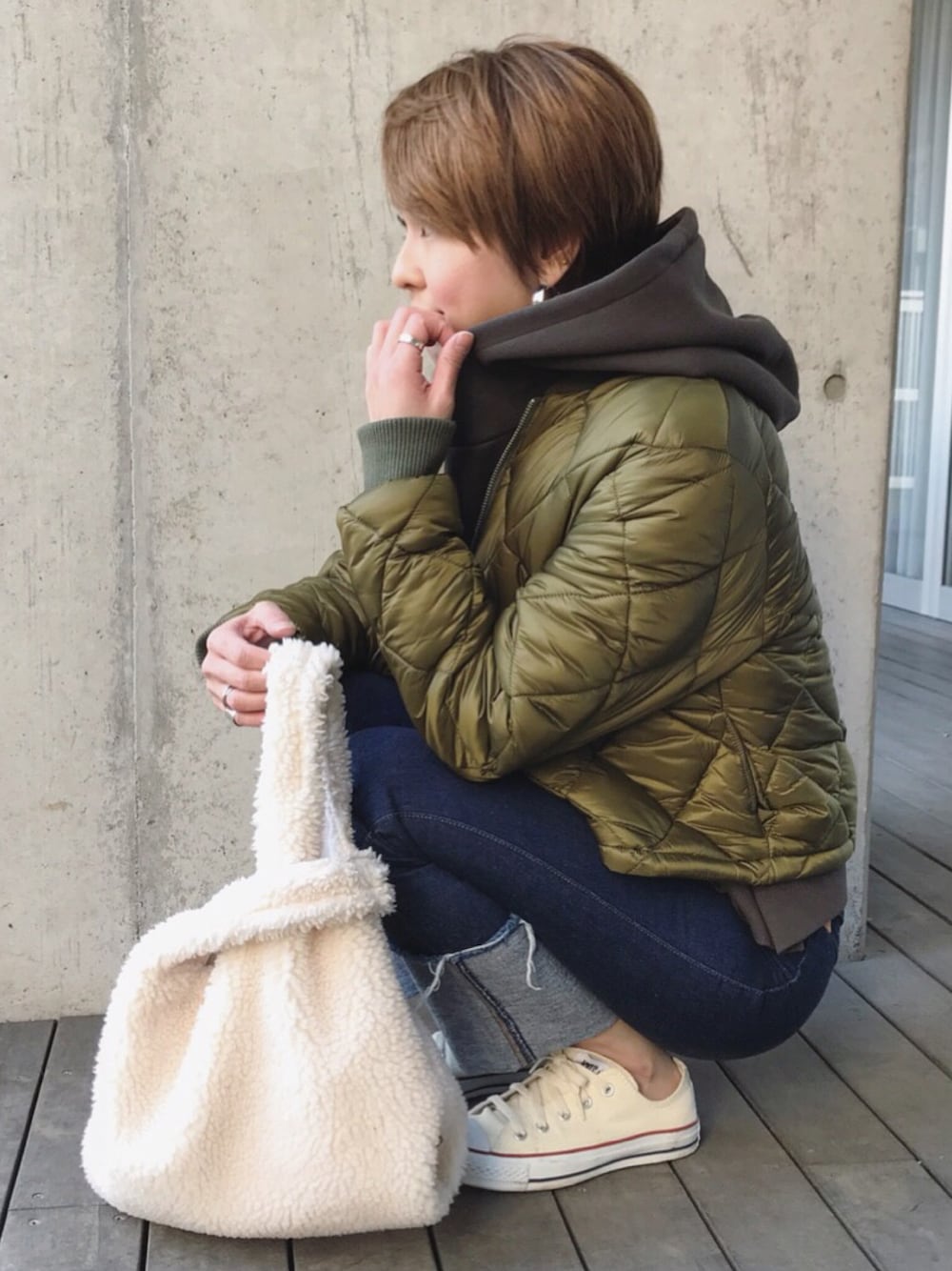 「カジュアルコーデ、冬、シンプル、オトナカジュアル、スニーカーコーデ、ootd、outfit、コンバース、パーカー、デニム」｜「CAPRICIEUX LE'MAGEのキルトショートブルゾン（ブルゾン、グリーン系）」を使った、manaさん（レディース・156cm）の冬コーディネートの1枚目の写真