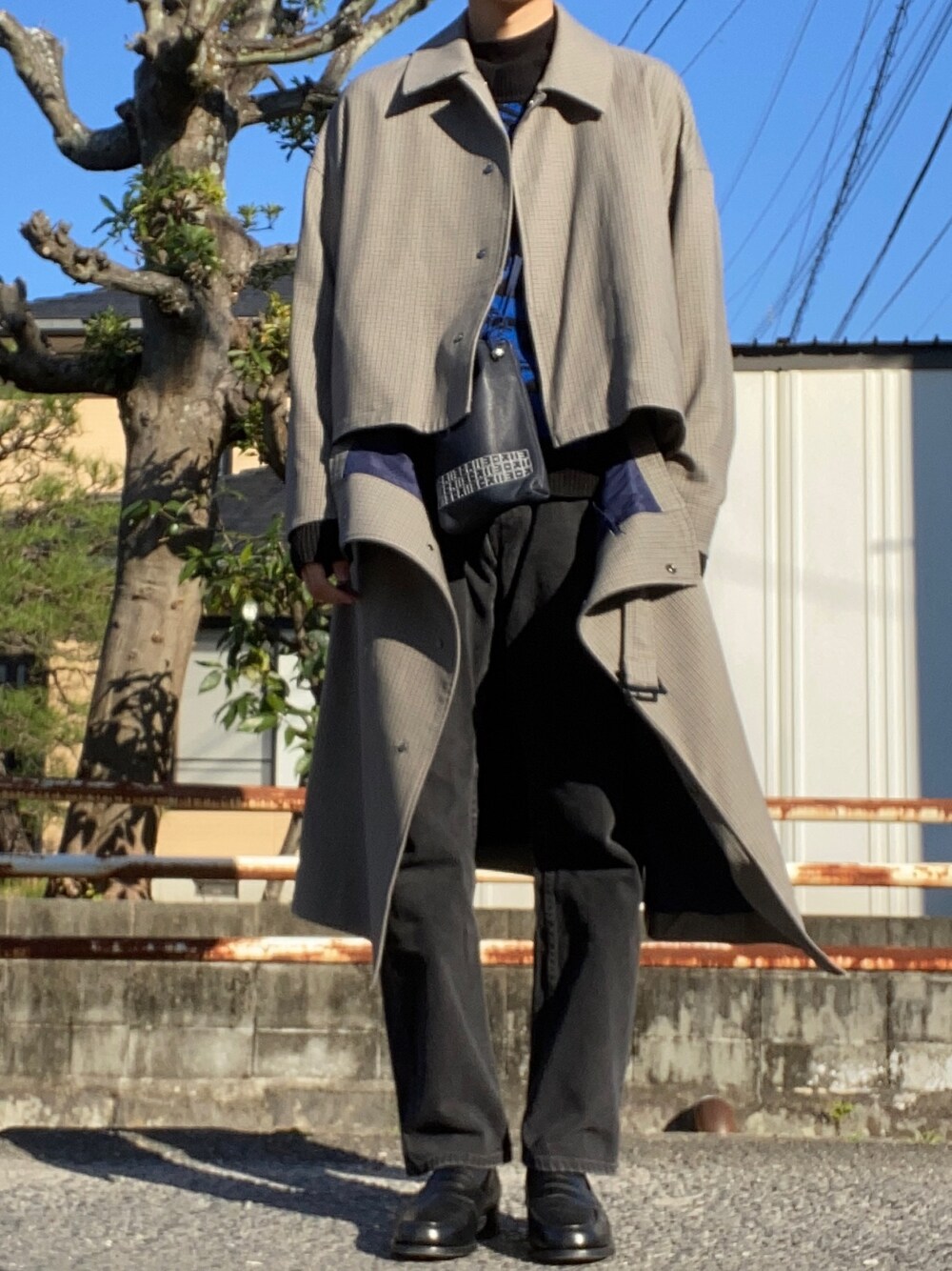 「秋コーデ、ゆるコーデ、冬コーデ、革靴、ローファー、ニット」｜「YOKEのアイテム（トレンチコート、グレー系）」を使った、しゅうさん（メンズ・177cm）の秋コーディネートの1枚目の写真