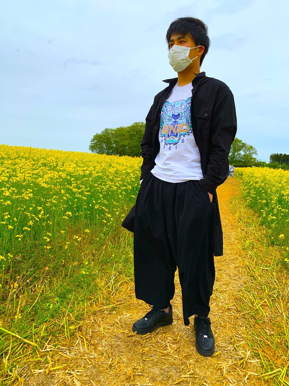 ホワイト系のTシャツ/カットソー、ブラック系のその他パンツ、ブラック系のスニーカーを着用したメンズの春コーディネートの1枚目の写真