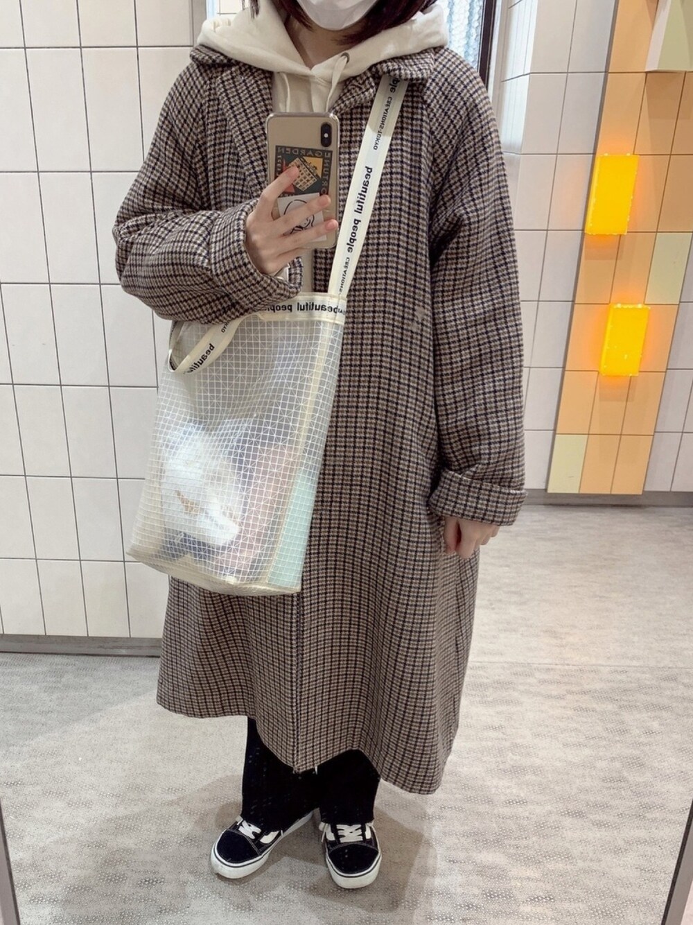 「オーバーコート、カジュアル、シンプル、着回しコーデ、メンズライク、リブパンツ、VANS、低身長、ootd」｜「VANSのVANS/バンズ　OLD SKOOL BK/オールドスクール ブラック（スニーカー、ブラック系）」を使った、Orangeさん（レディース・147cm）の冬コーディネートの1枚目の写真