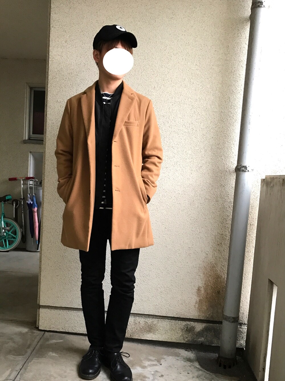 「シンプル、黒スキニー、きれいめカジュアル、ドクターマーチン、ナノユニバース、アウターONアウター、ボーダートップス、ローキャップ、チェスターコート、MA-1」｜「NANO universeの米綿ドロップショルダーバスクTee（Tシャツ/カットソー、その他）」を使った、海さん（メンズ・174cm）の冬コーディネートの1枚目の写真