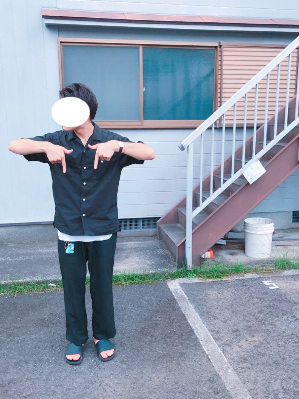 「夏、ラクチンコーデ、休日スタイル、黒、シンプルスタイル、レイヤードスタイル、シャワーサンダル、開襟シャツ、ワイドパンツ、ダニエルウェリントン」｜「Right-onのアイテム（シャツ/ブラウス、ブラック系）」を使った、海さん（メンズ・175cm）の夏コーディネートの1枚目の写真