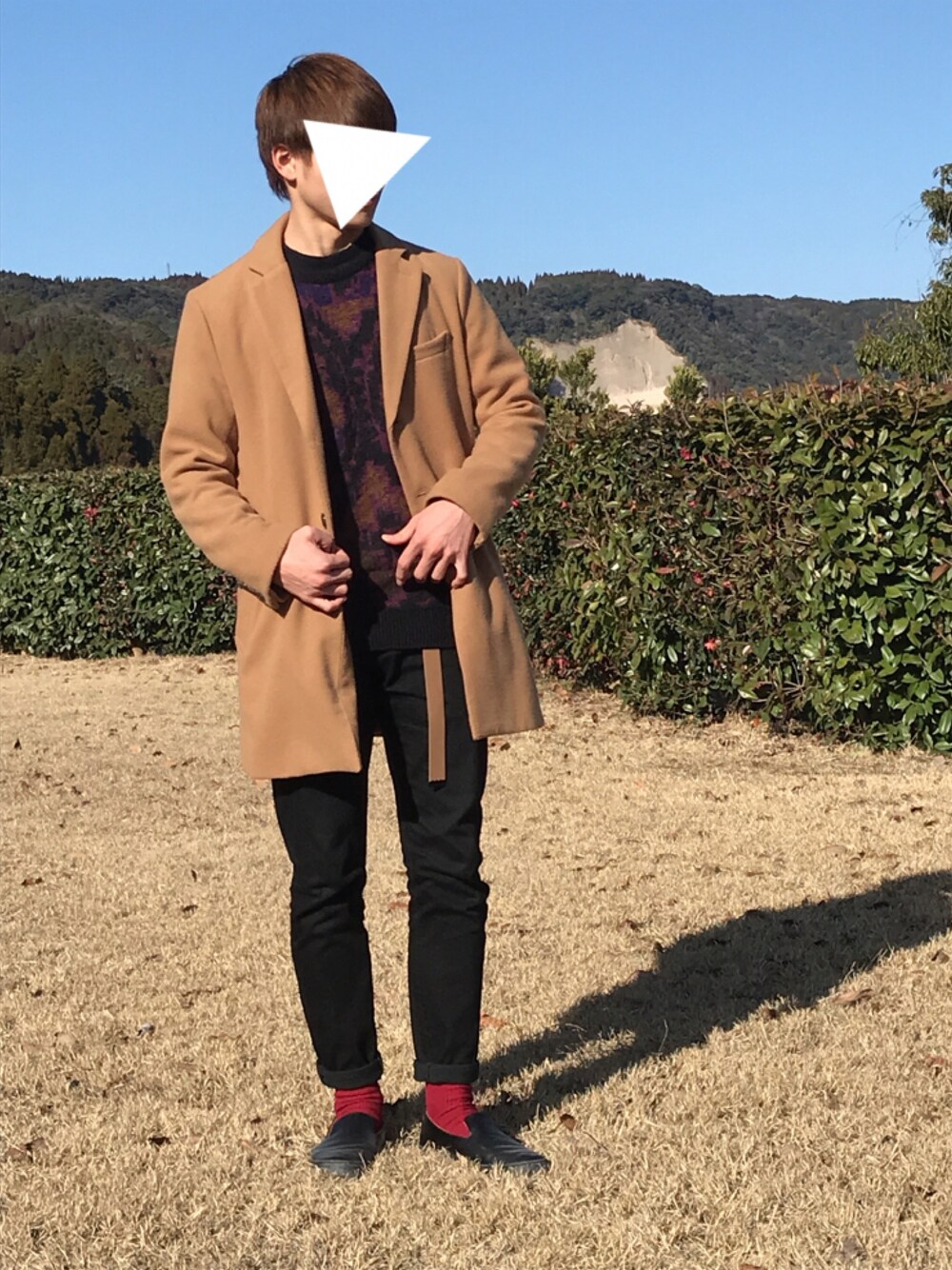 「シンプルコーデ、おしゃれさんと繋がりたい、休日スタイル、古着、Levi's、ガチャベルト、チェスターコート、ニット、黒スキニー、革靴」｜「JOHN ASHFORDのアイテム（ニット/セーター、その他）」を使った、海さん（メンズ・175cm）の冬コーディネートの1枚目の写真