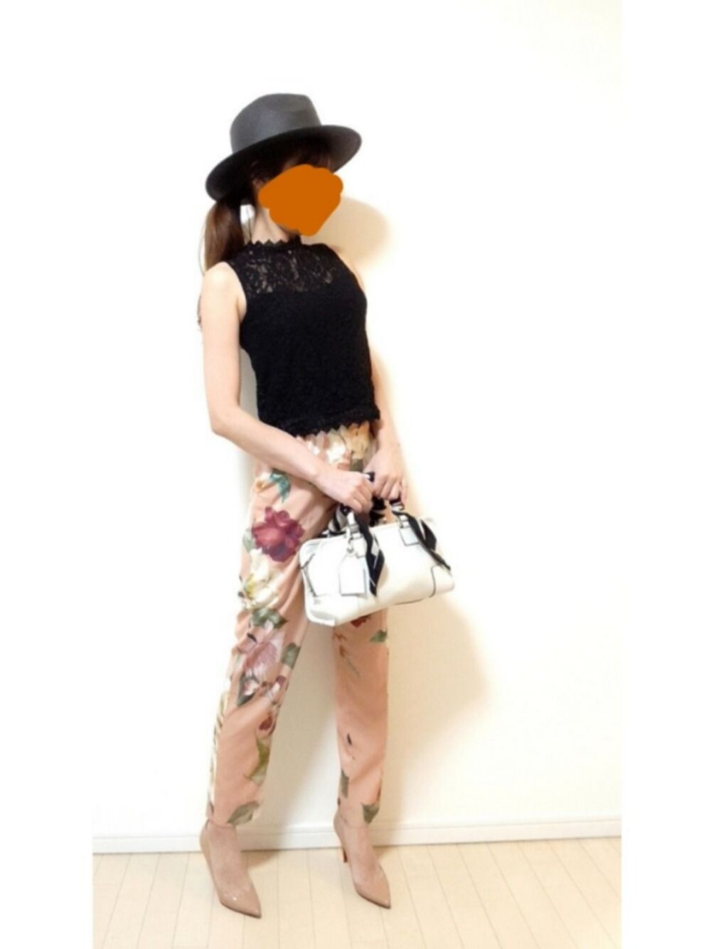 「花柄、花柄パンツ、ピンク、レーストップス、ootd、オトナカジュアル、オトナ女子、いいね、save、フォローお願いします🤑、ハット、今日のコーデ」｜「eimy istoireのアイテム（その他トップス、ブラック系）」を使った、cococo...♥さん（レディース・160cm）の夏コーディネートの1枚目の写真